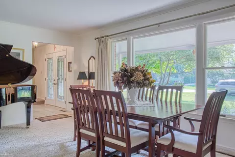 Dining - 2364 Meadowdown, Owosso, MI 48867 photo 1 of 2