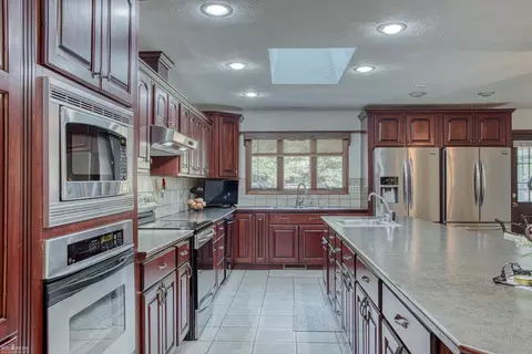 Kitchen - 2364 Meadowdown, Owosso, MI 48867 photo 2 of 5