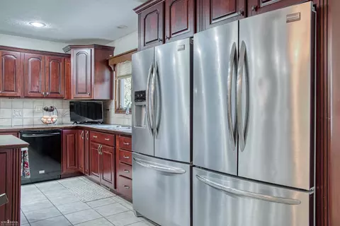 Kitchen - 2364 Meadowdown, Owosso, MI 48867 photo 3 of 5
