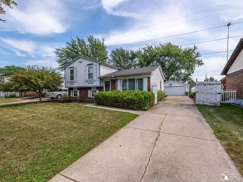 19043 Hyde Park, Trenton, MI 48183