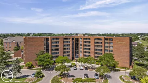 3210 Country Clb # 16, Saint Clair Shores, MI 48082