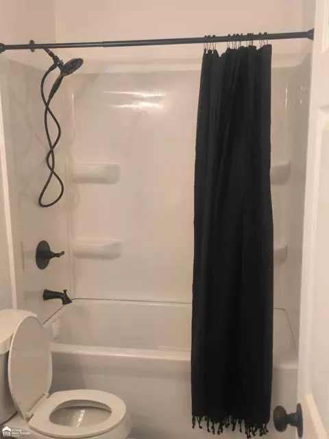 Bath - 4217 Oconner, Flint, MI 48504 photo 2 of 4