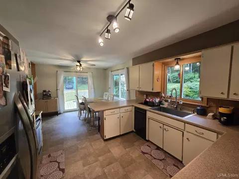 Kitchen - 1115 Cooper Lk, Ishpeming, MI 49849 photo 5 of 6