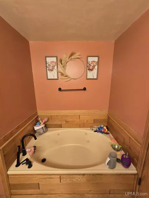 Bath - 1115 Cooper Lk, Ishpeming, MI 49849 photo 8 of 9