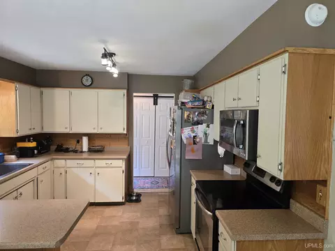Kitchen - 1115 Cooper Lk, Ishpeming, MI 49849 photo 3 of 6