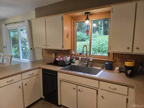 Kitchen - 1115 Cooper Lk, Ishpeming, MI 49849 photo 4 of 6