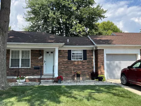28043 Thorntree Ln, Harrison Township, MI 48045