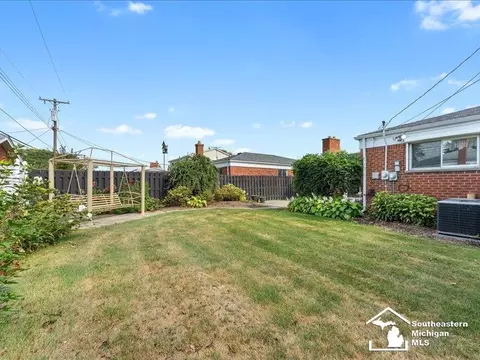 Exterior - 14142 Dundee, Riverview, MI 48193 photo 4 of 5