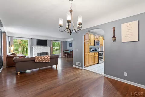 Dining - 1320 E Oregon, Adrian, MI 49221 photo 2 of 2