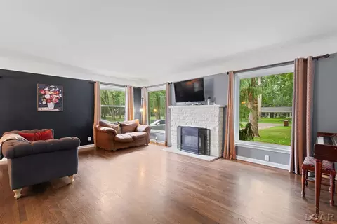 Living - 1320 E Oregon, Adrian, MI 49221 photo 2 of 3