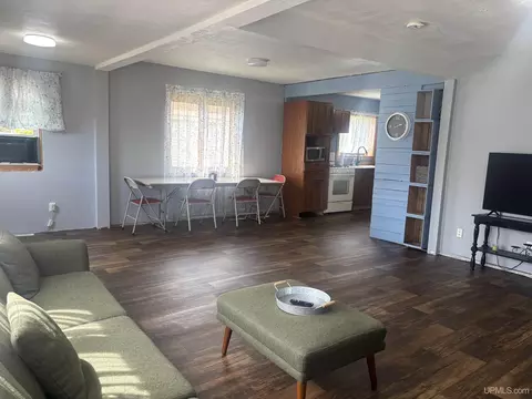 Living - 809 E Pierce, Wakefield, MI 49968 photo 2 of 4