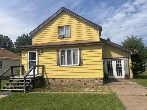 Exterior - 809 E Pierce, Wakefield, MI 49968 photo 2 of 9