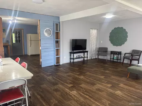 Living - 809 E Pierce, Wakefield, MI 49968 photo 3 of 4