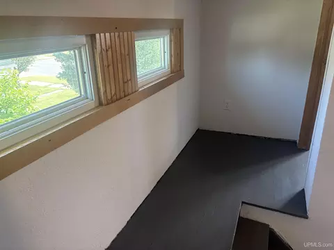 Entry Way - 809 E Pierce, Wakefield, MI 49968 photo 5 of 9