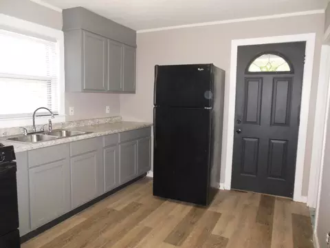 Kitchen - 400 N N Riv, Gladwin, MI 48624 photo 2 of 2