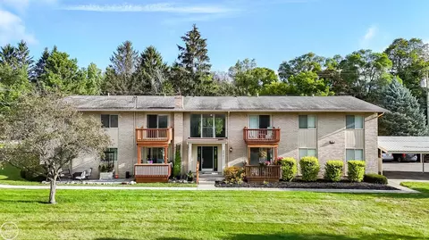 2921 Seymour Lk # 7, Oxford, MI 48371