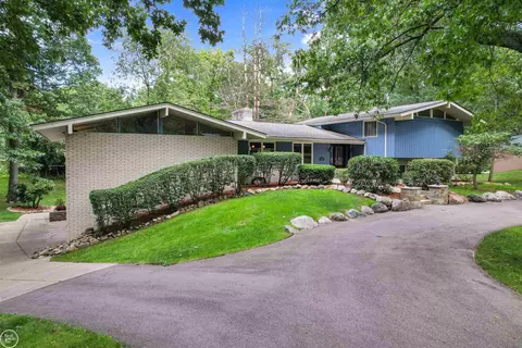 2600 S Christian Hls, Rochester Hills, MI 48309