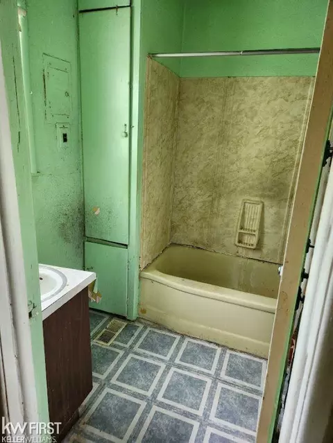 Bath - 2495 Lavelle, Flint, MI 48504 photo 1 of 1