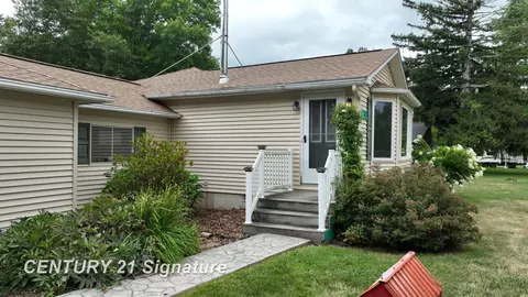 4295 W Maple, Flint, MI 48507 photo 3