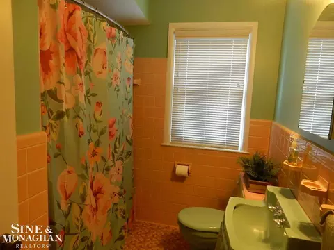Bath - 1205 Aline, Grosse Pointe Woods, MI 48236 photo 2 of 2