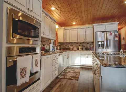 Kitchen - 8073 Nichols, Flushing, MI 48433 photo 2 of 2