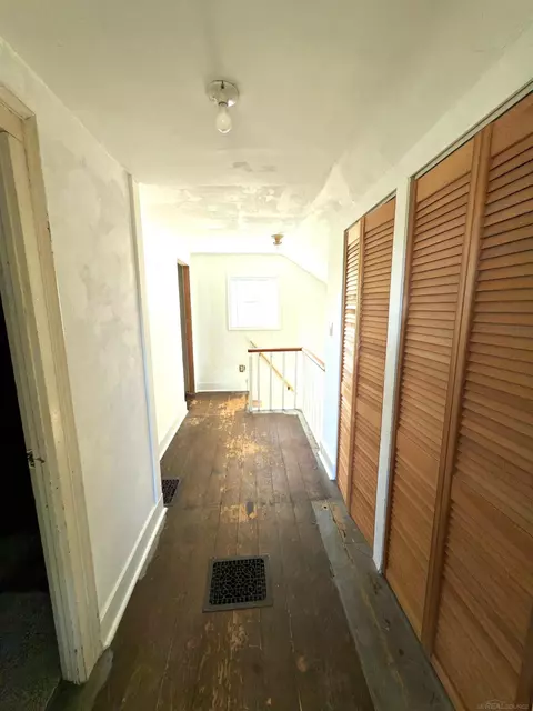 Entry Way - 1504 S State, Applegate, MI 48401 photo 1 of 1