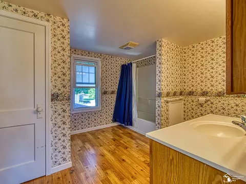 Bath - 608 Scottwood, Monroe, MI 48162 photo 1 of 3