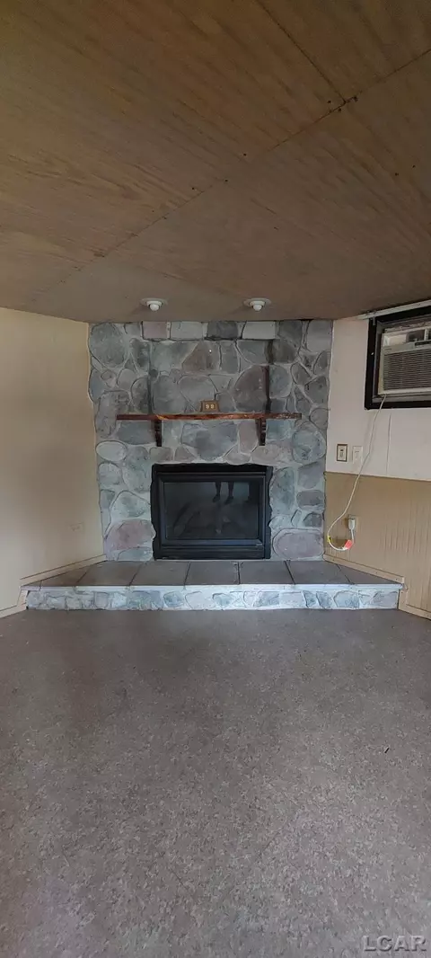Living - 9875 Stoddard, Adrian, MI 49221 photo 5 of 6