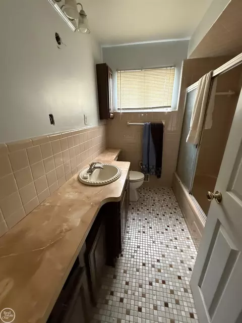 Bath - 21121 Cunningham, Warren, MI 48091 photo 1 of 2