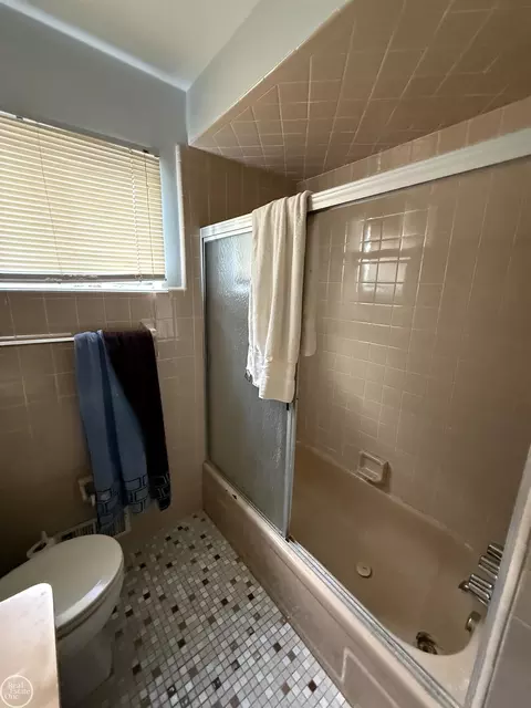 Bath - 21121 Cunningham, Warren, MI 48091 photo 2 of 2