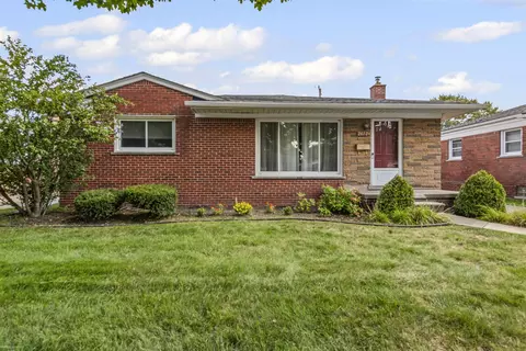 24724 Star Vly, Saint Clair Shores, MI 48080
