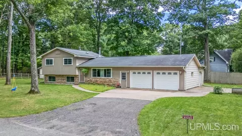w9255 Leland Street, Iron Mountain, MI 49801