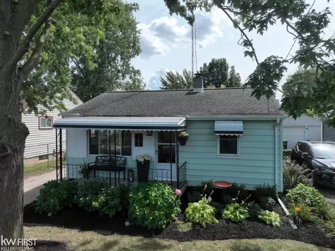 1194 Decamp, Burton, MI 48529