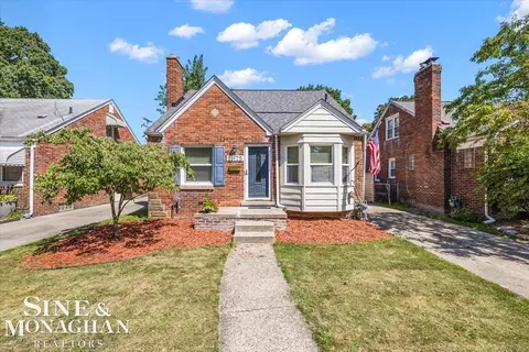 21175 Hunt Clb, Harper Woods, MI 48225