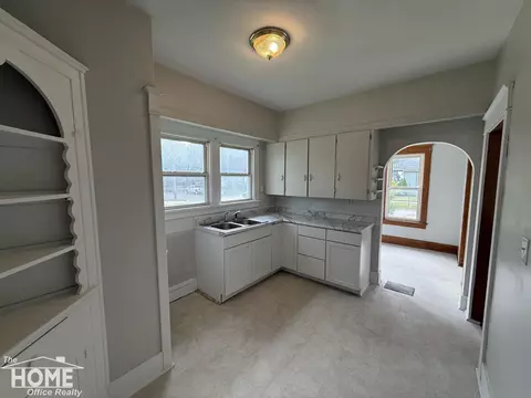 Kitchen - 800 E Main, Owosso, MI 48867 photo 3 of 4