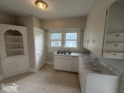 Kitchen - 800 E Main, Owosso, MI 48867 photo 2 of 4