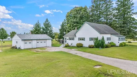 1907 17th, Bark River, MI 49807