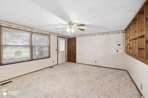 Living - 6426 Bonnie, Flushing, MI 48433 photo 2 of 4