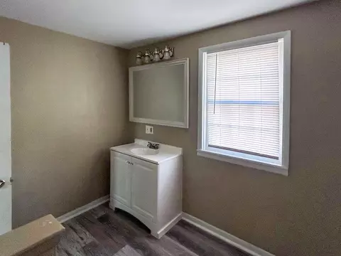 Bath - 854 Perry, Flint, MI 48504 photo 2 of 3