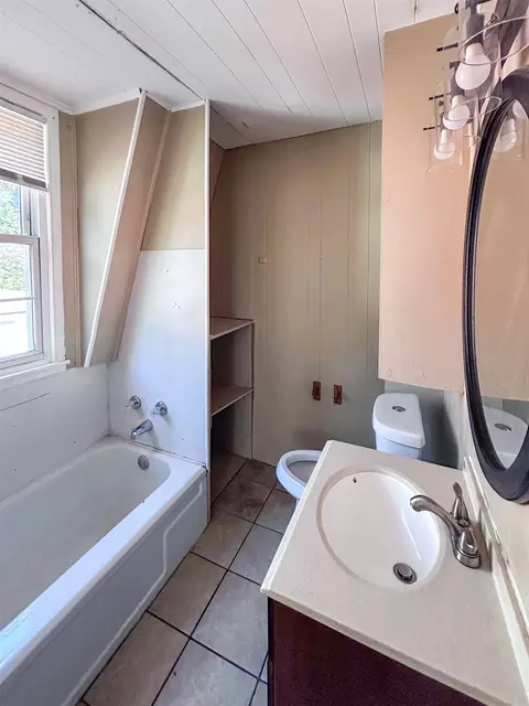Bath - 854 Perry, Flint, MI 48504 photo 3 of 3