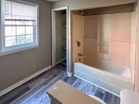 Bath - 854 Perry, Flint, MI 48504 photo 1 of 3