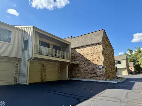 3825 Lone Pne #303, West Bloomfield, MI 48323