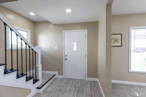 Entry Way - 17048 Quarry, Riverview, MI 48193 photo 1 of 5