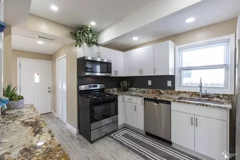 Kitchen - 17048 Quarry, Riverview, MI 48193 photo 2 of 4