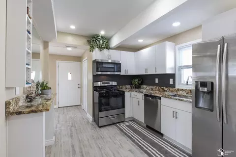 Kitchen - 17048 Quarry, Riverview, MI 48193 photo 1 of 4