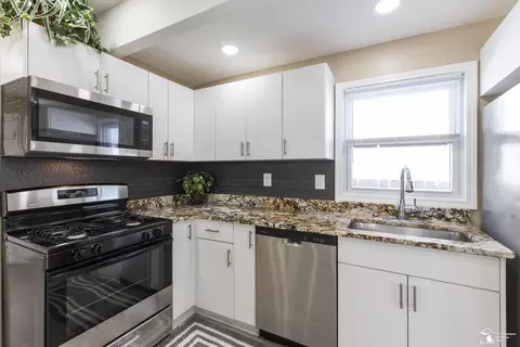 Kitchen - 17048 Quarry, Riverview, MI 48193 photo 3 of 4