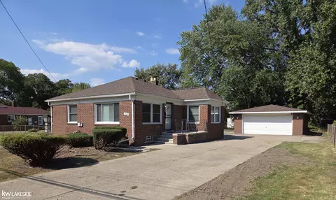 19649 Huntington, Harper Woods, MI 48225