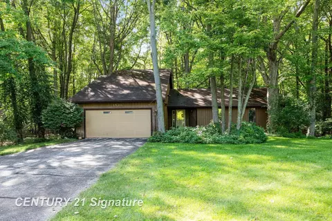 1830 W Lake Cir, Saginaw, MI 48609