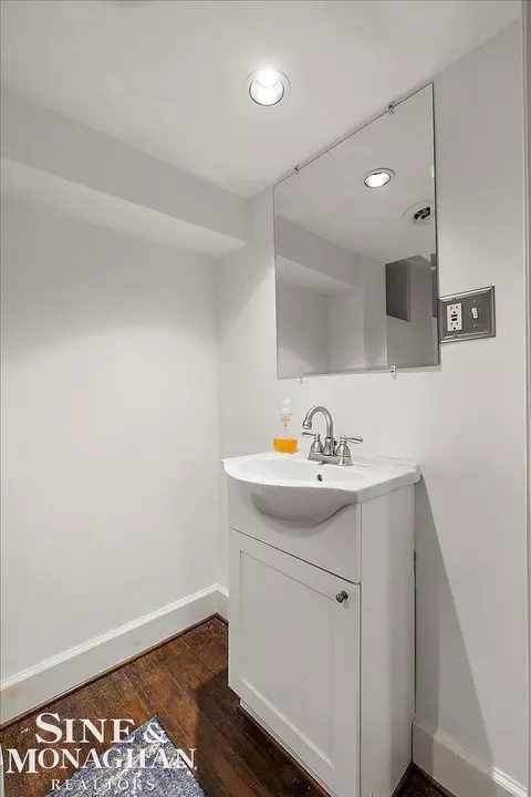Bath - 870 Washington, Grosse Pointe, MI 48230 photo 10 of 10
