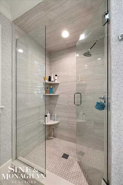 Bath - 870 Washington, Grosse Pointe, MI 48230 photo 6 of 10